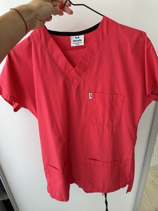 Vand costum medical fucsia