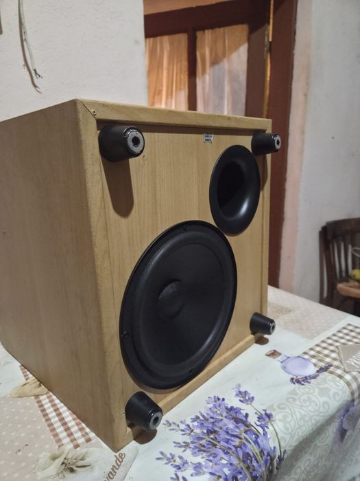 Vând subwoofer Jamo