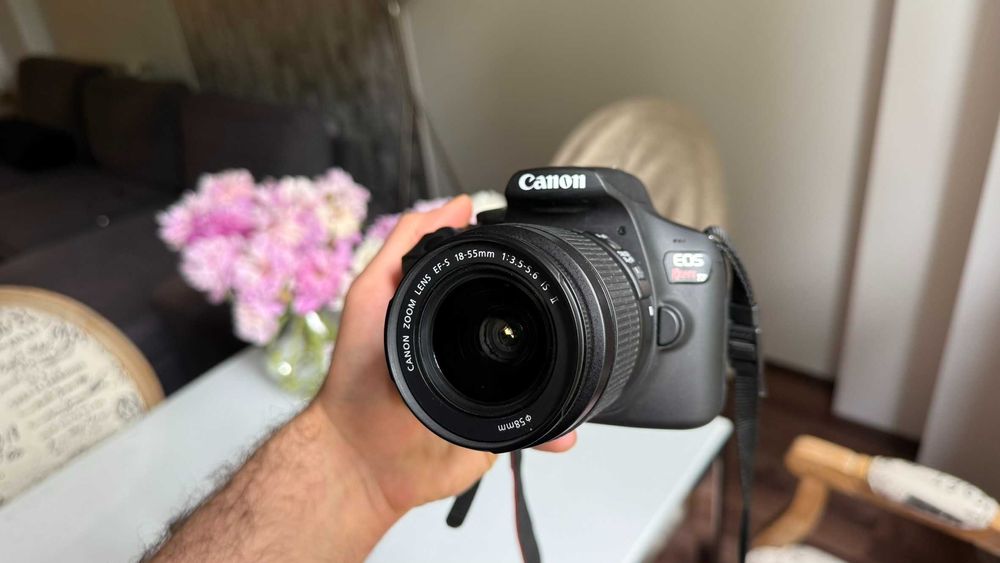 Canon Rebel T7 + obiectiv EF-S 18-55mm IS II + accesorii - nefolosite.