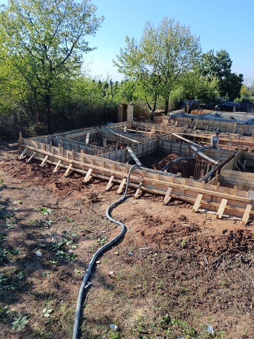 Construim case la rosu si cheie cu materiale