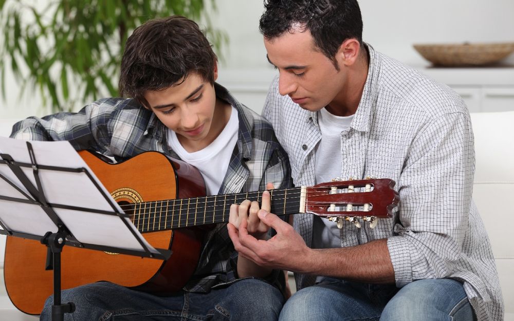Онлайн и оффлайн уроки игры на гитаре для взрослых и детей!
