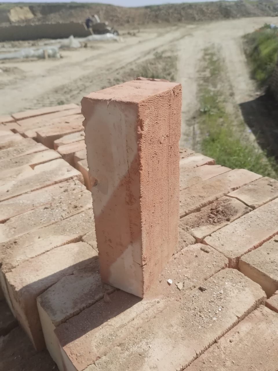 Кирпич. Красный кирпич жжёный от завода.