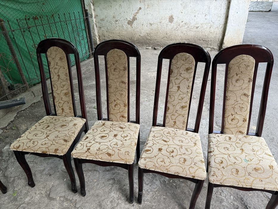 Продаются 9 стульев и стол. Стоимость 700 тысяч сум.