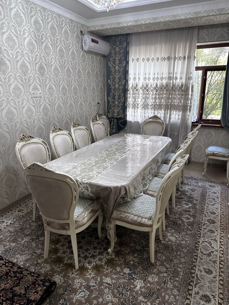 Стол со стульями