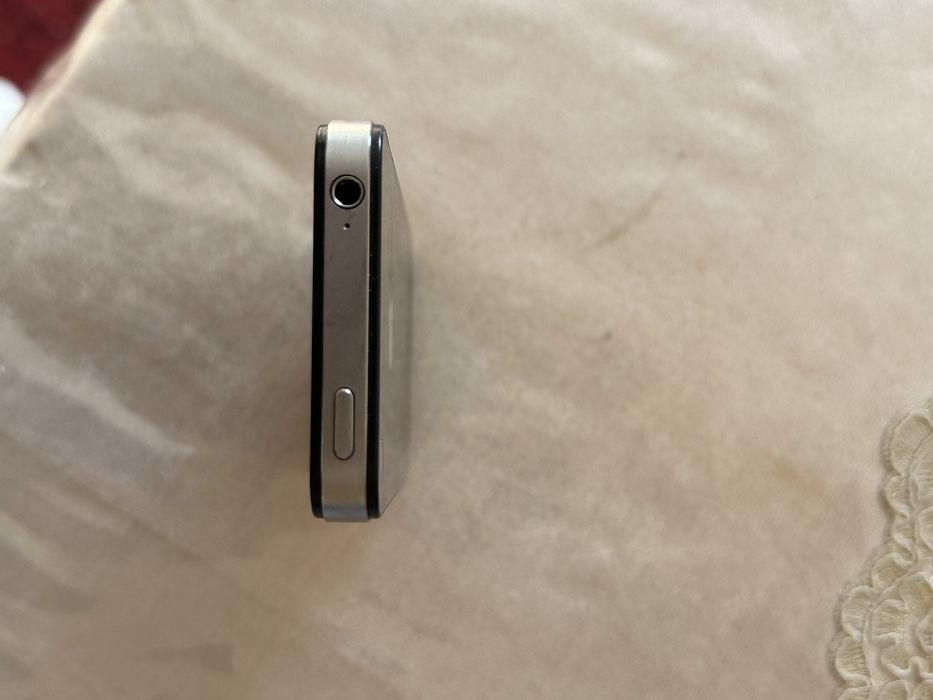 Iphone 4S IDEAL без царапин с зарядчиком