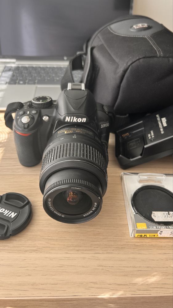 Nikon D3100 с китов обектив и аксесоари