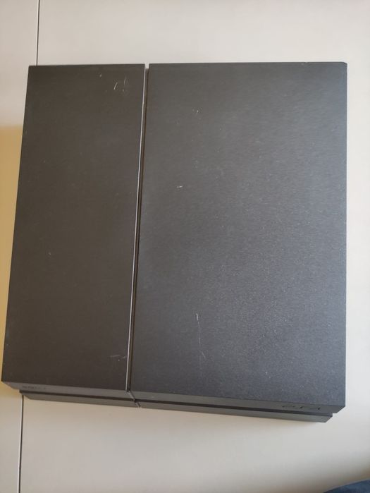 Vând PS4, 2 controlere, jocuri instalate