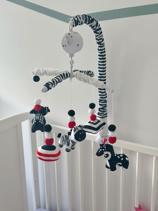 Музикална въртележка за легло