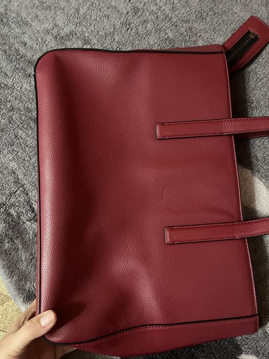 Geanta dama originala calvin klein are um mic defect am pus poza