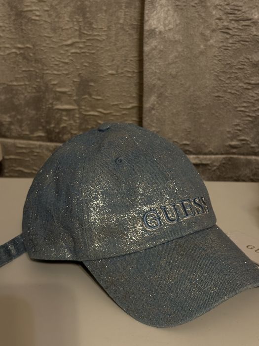 Деним шапка с глитър на GUESS