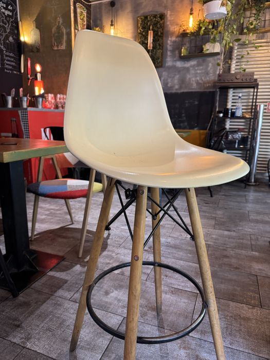 Scaun inalt de bar alb
