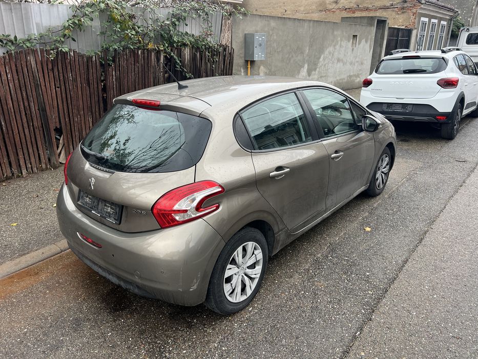 Peugeot 208 1.4 hdi manual avariat lovit motor cutie ok