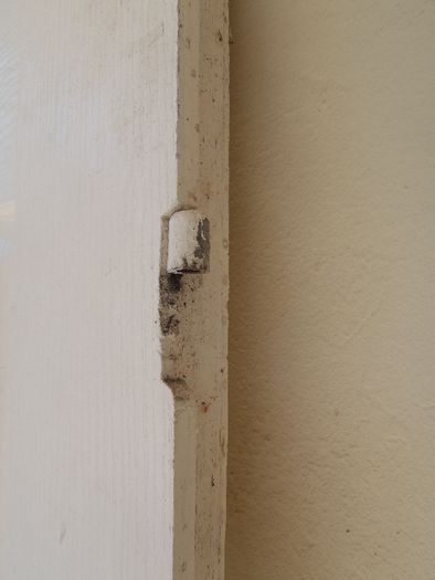 Бяла интериорна врата с брава със заключване