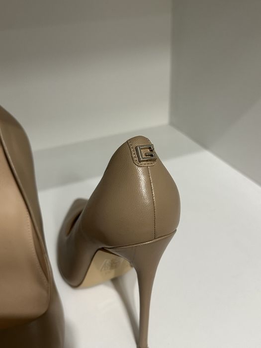 Елегантни токчета Guess