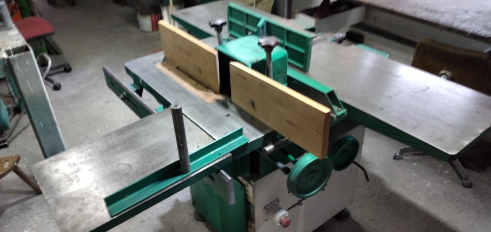 Пет операционна дървообработваща машина