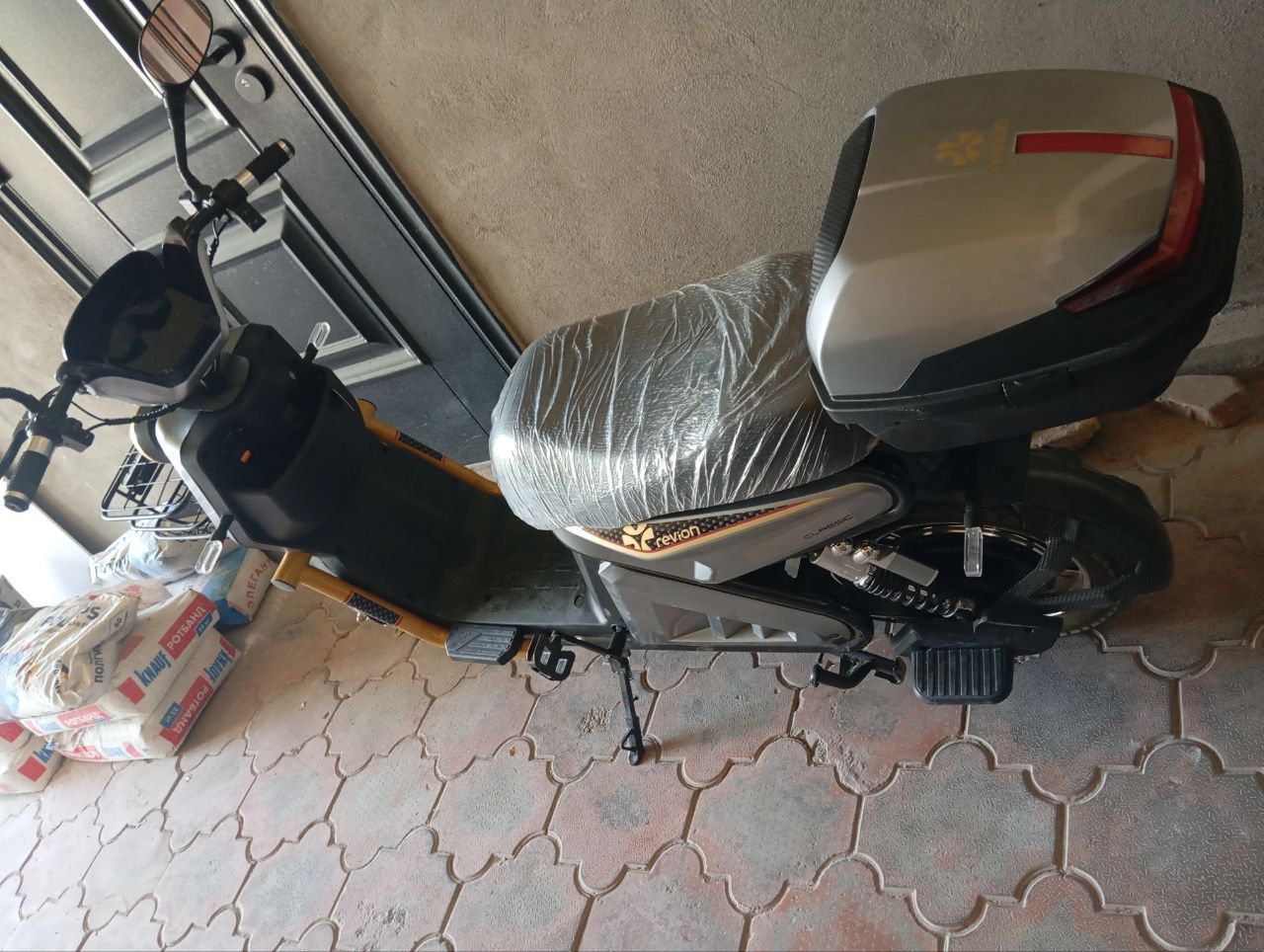 Skuter sotiladi yangi deyarli minilmagan