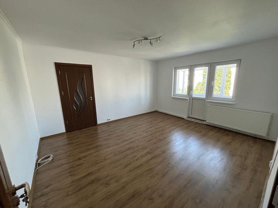 Vand apartament cu 3 camere
