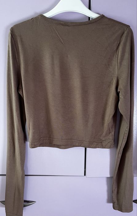 Светло кафява къса блуза с дълъг ръкав