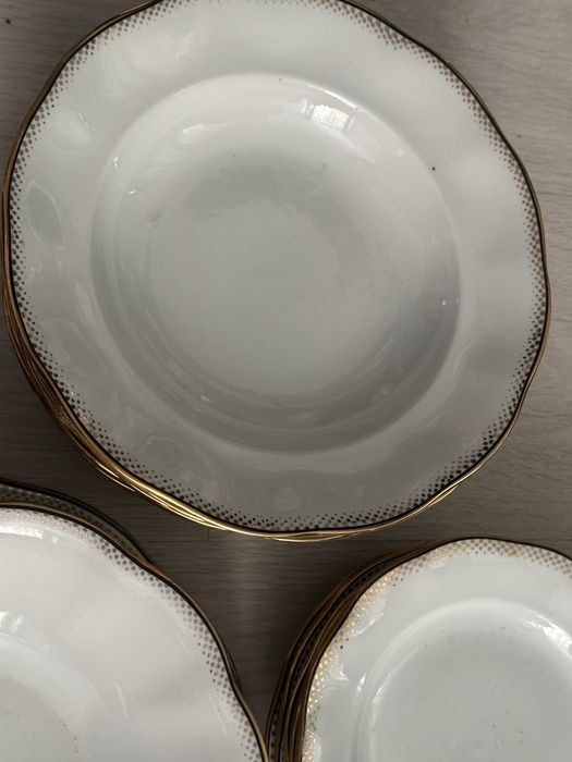 Set de masa pentru 6 persoane,  complet, portelan fin cu margine aurie