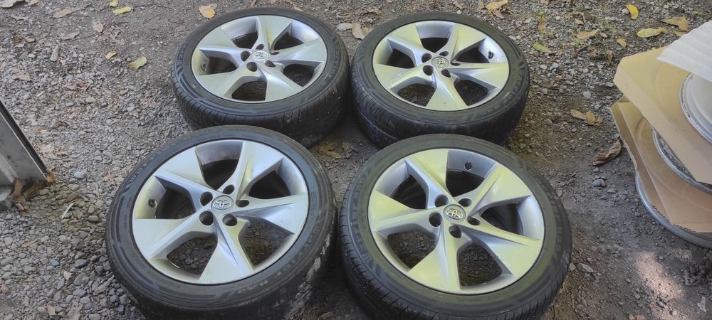 Комплект оригинальных дисков с шинами R18.  Toyota Camry