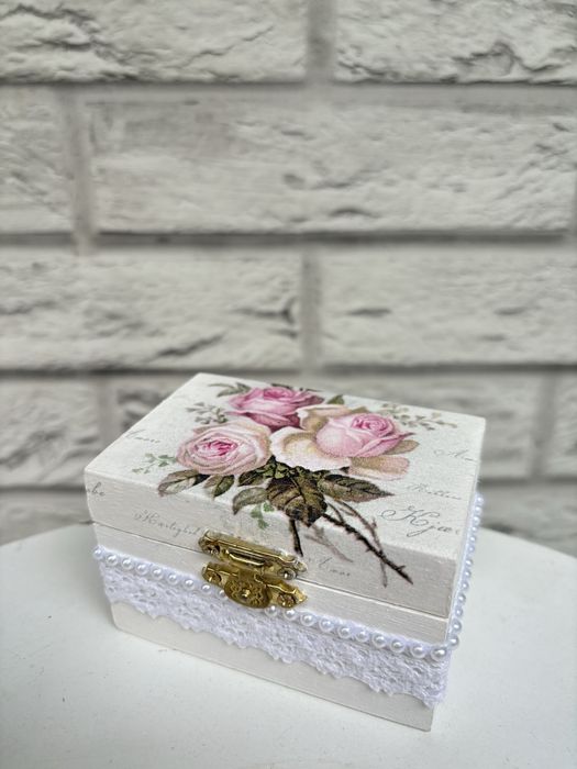 Cutie de verighete din lemn decorată cu tehnica decoupage