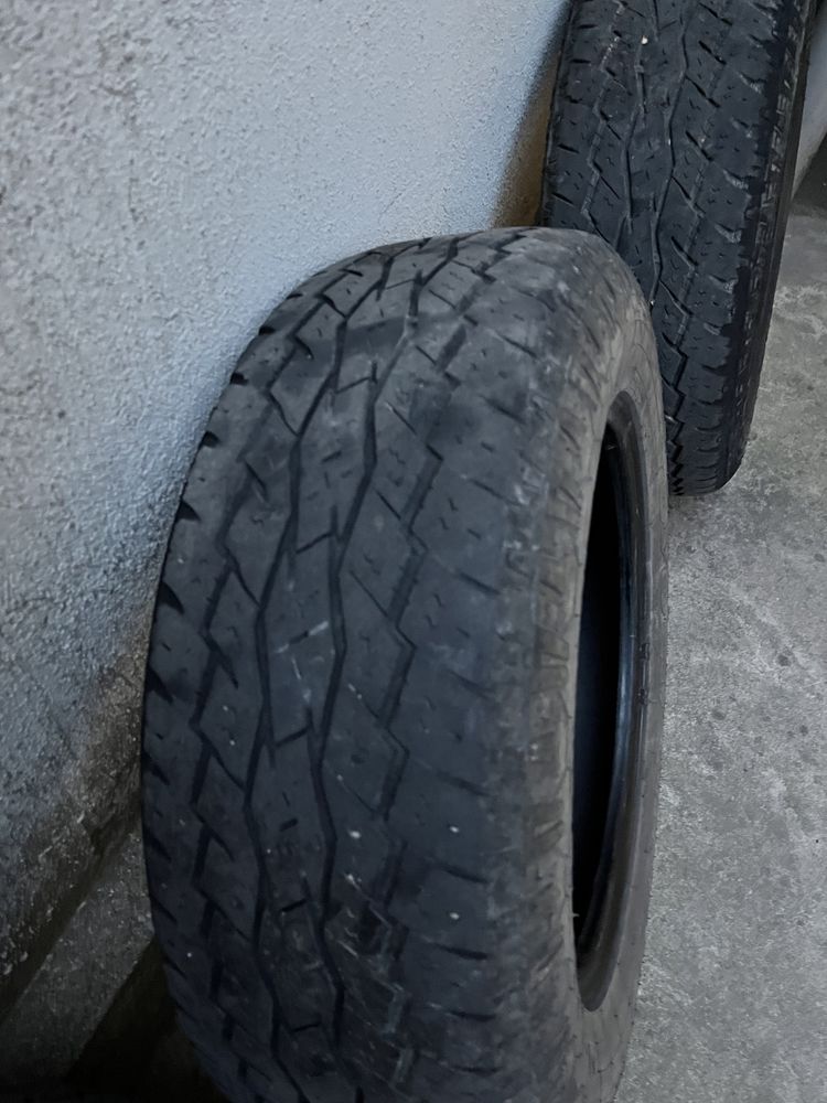 Продавам 4 гуми  Toyo 235/65/17