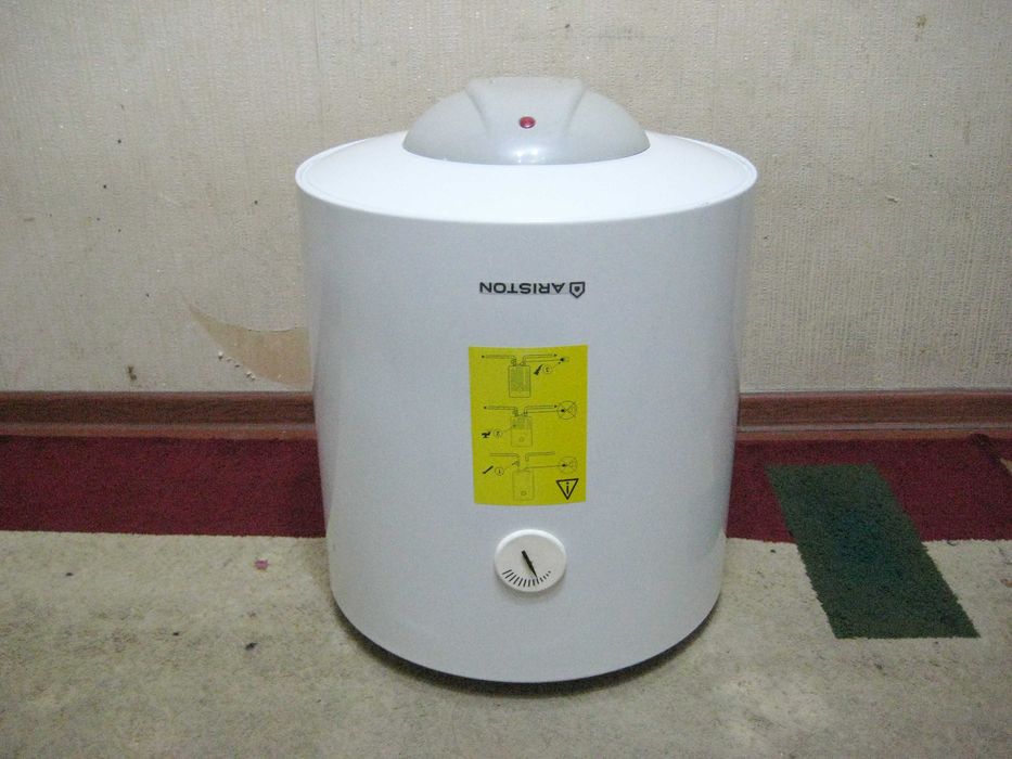 Водонагреватель накопительный Ariston 50лт отличном рабочим состояни