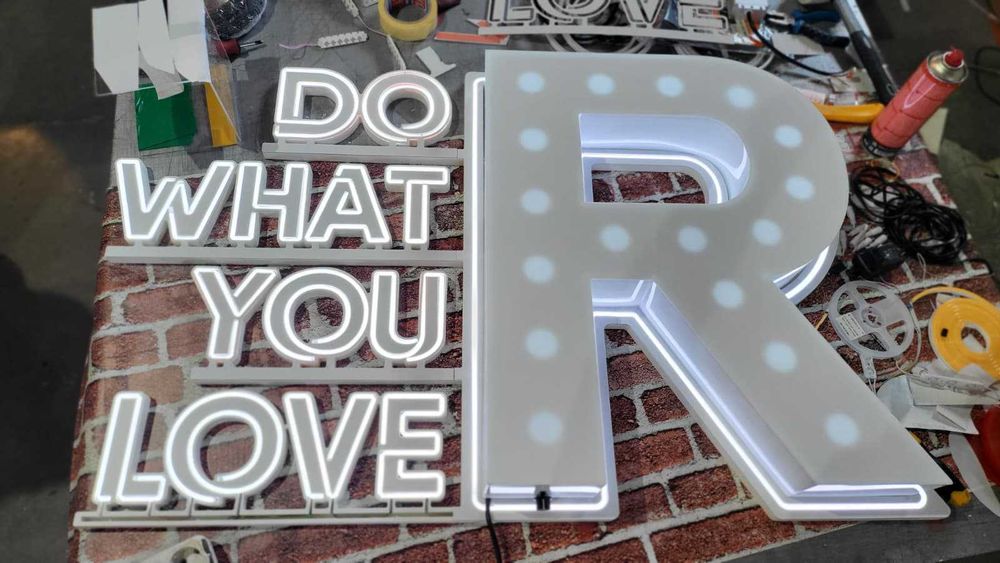 Litere volumetrice 3D luminoase  – design și montaj