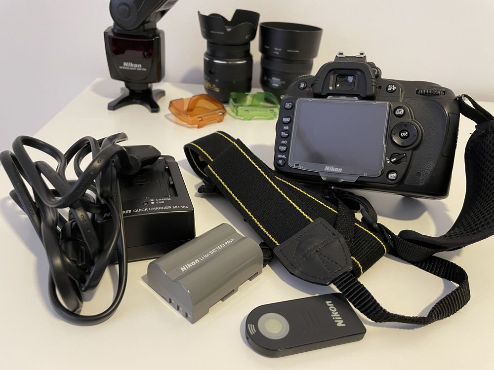 Nikon D90 + baterie + incarcator baterie + accesorii