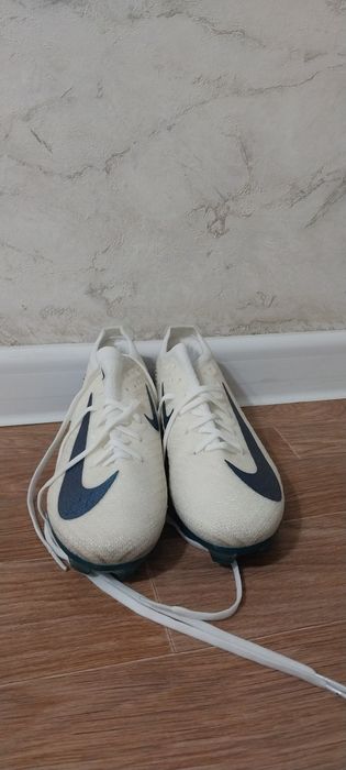 Футболный бутсии размер 37