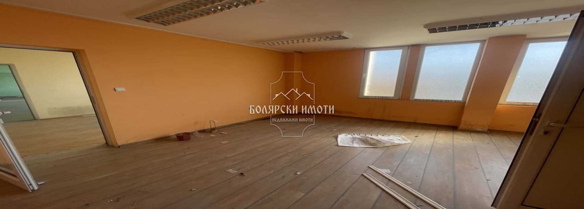 Етаж от административна сграда с 14 офиса
