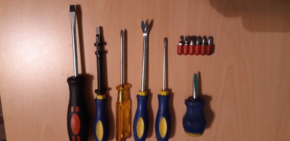 Șurubelnițe diferite + 6 Biți