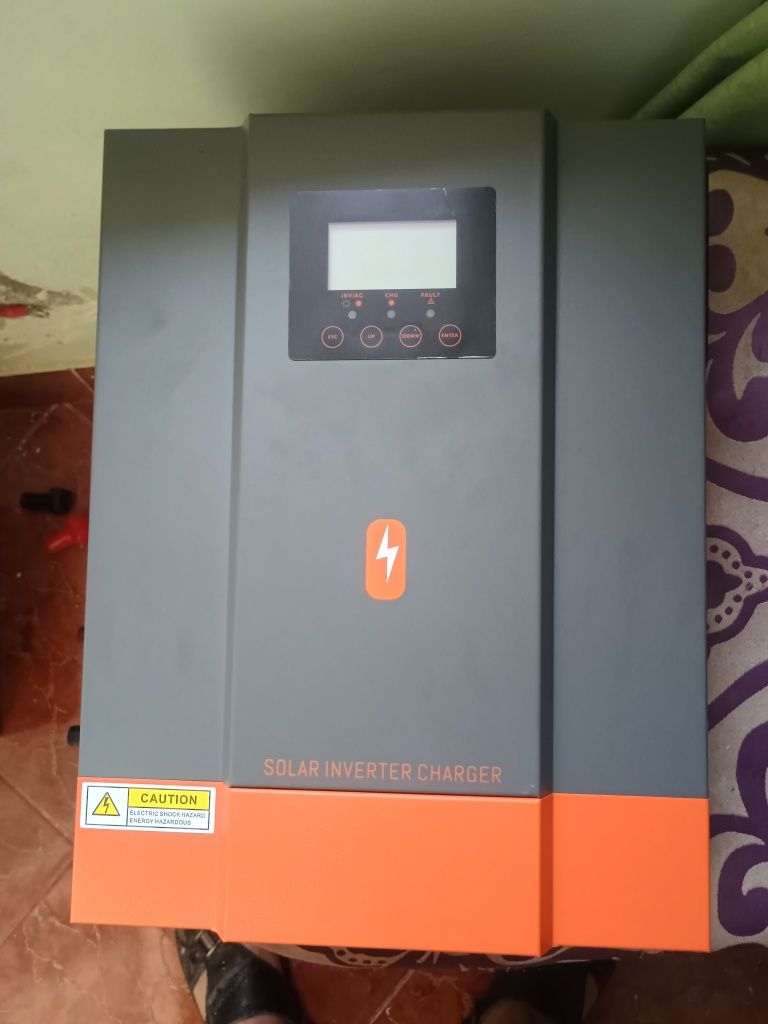 Vând invertor offgrid 3,2kw Powmr 24v