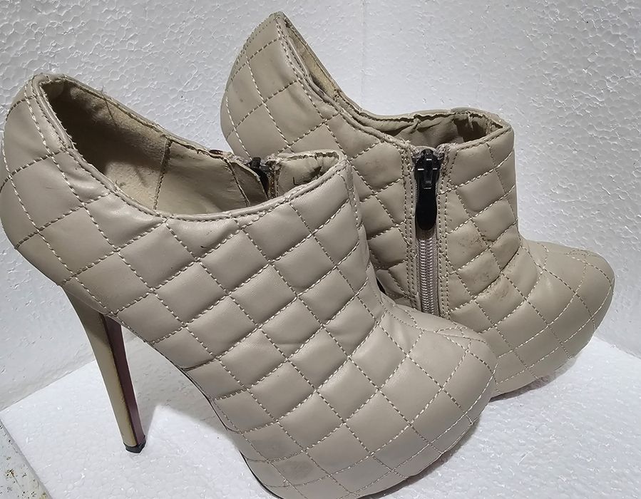 Дамски бежави боти