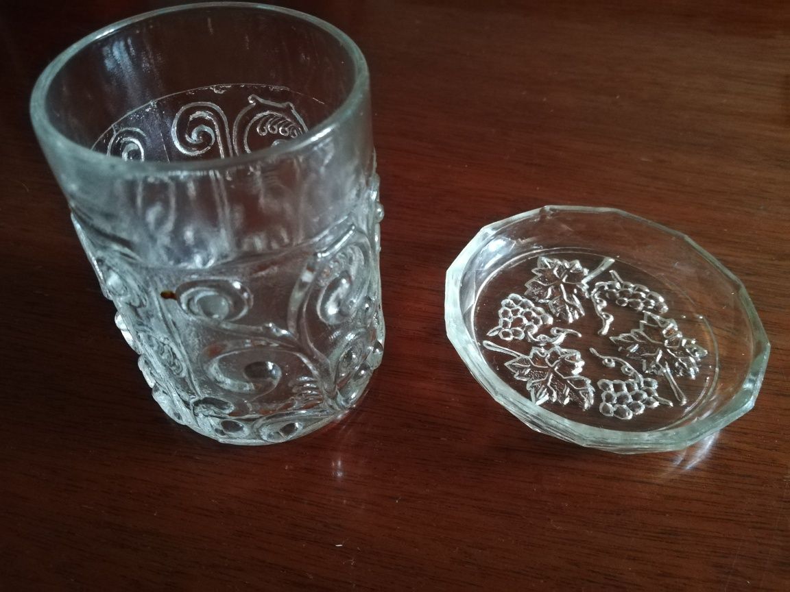 Set pahar și farfurioara din sticla cu modele în relief