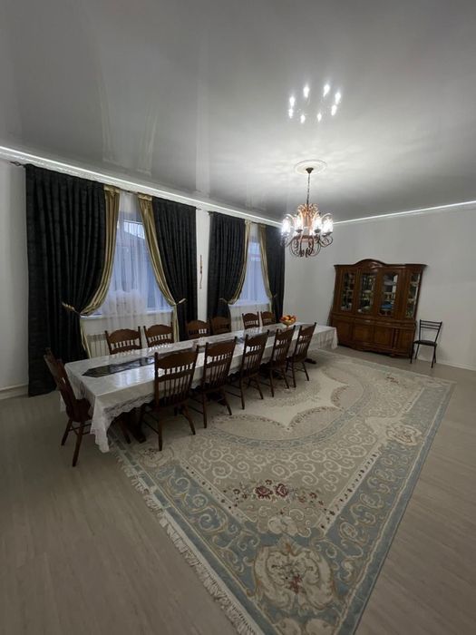 сервант, стол со стульями