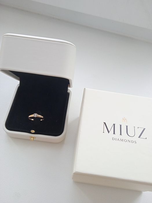 Кольцо с бриллиантом в футляре с биркой