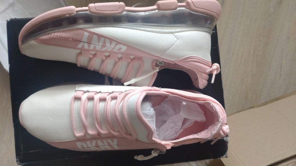 Страхотни бели маратонки DKNY