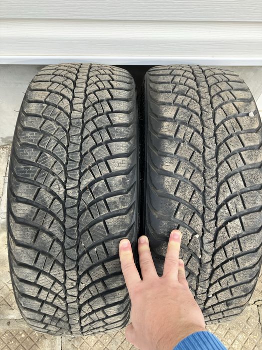 2 броя зимни гуми Kumho 205 45 17 с борд