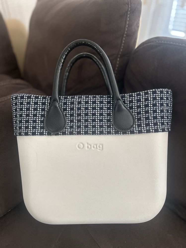 Продавам Чанта Obag бяла с джоб и външен аксесоар
