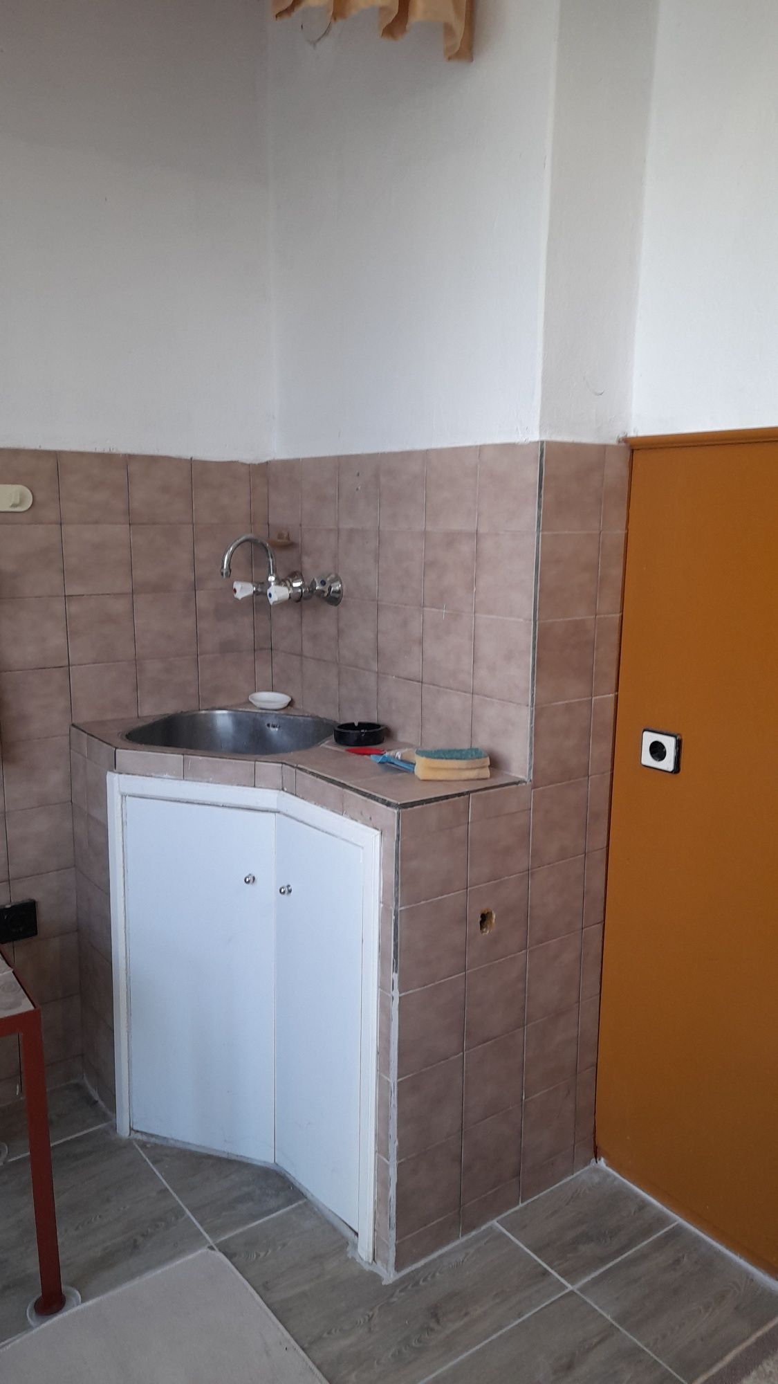 Продавам тристаен апартанент