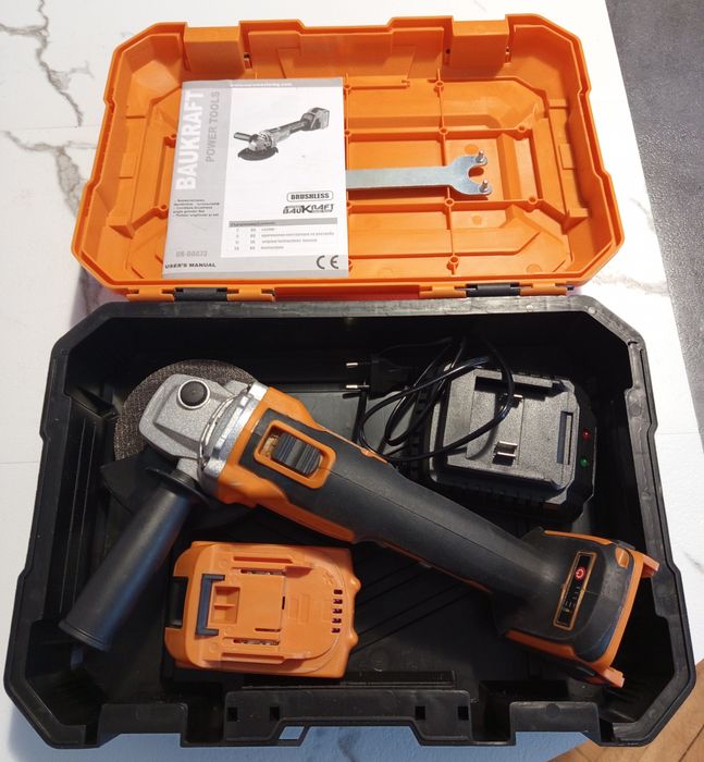 Продавам ъглошлайф на батерия.