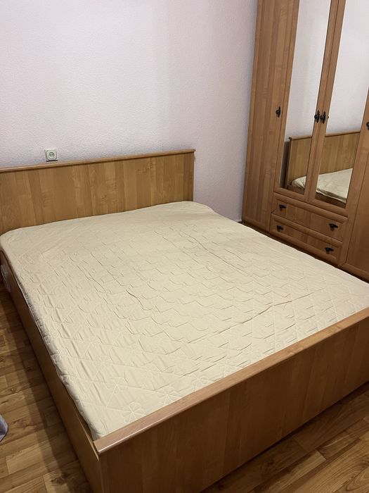 Кровать двуспальная с матрасом