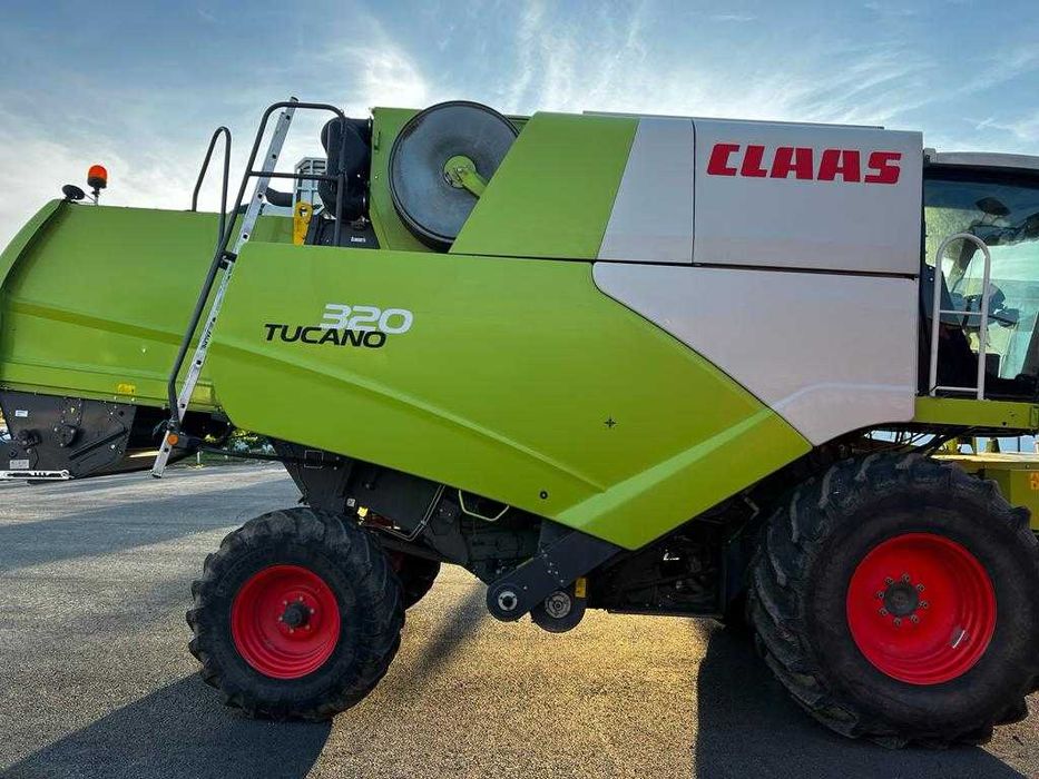 Combina Claas Tucano 320