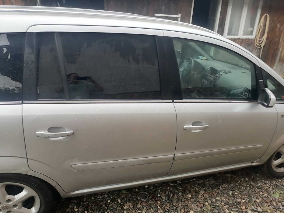 Vând Opel Zafira