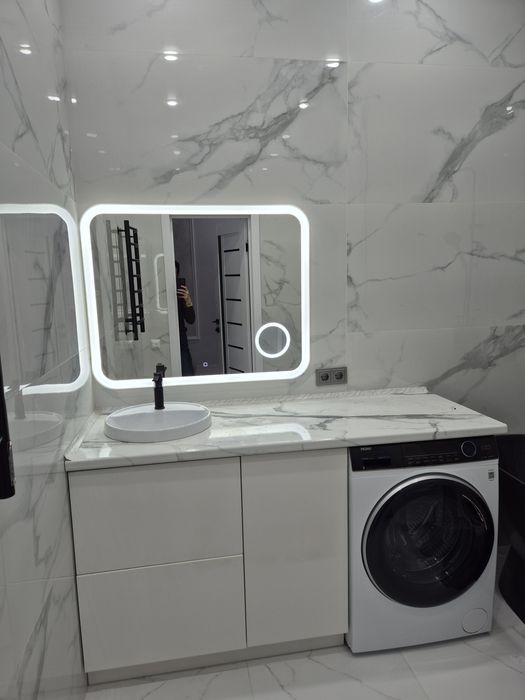 Продаются зеркала с подсветкой  со шкафами сместителями