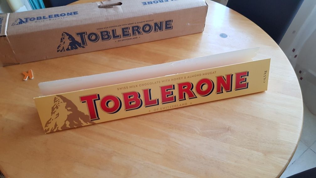 Кутия от гигантски Toblerone