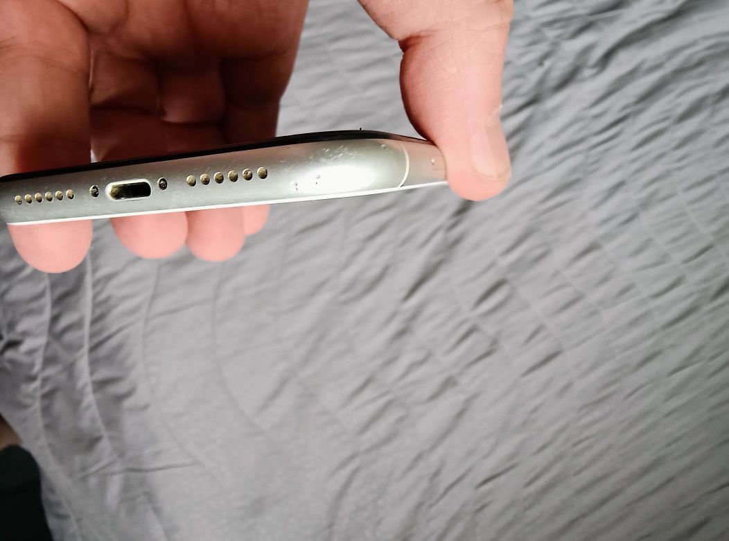 Продавам iPhone 11 White 64GB