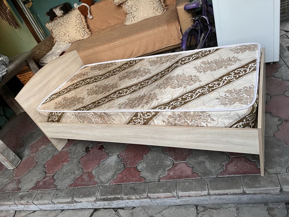 Кровать деревянная б/у