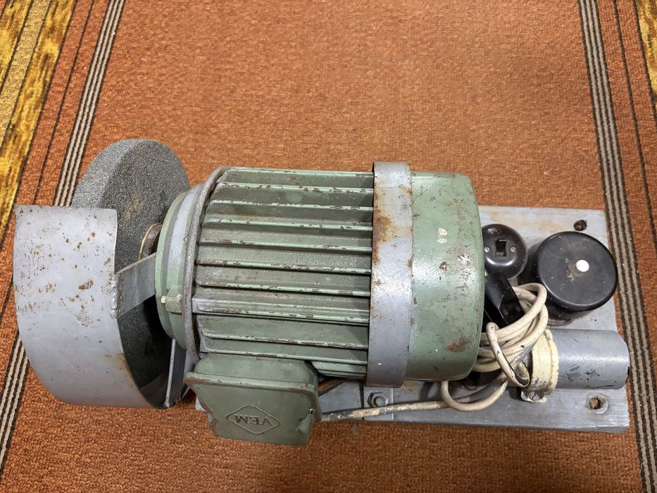 Продавам Малка настолна шмиргел-машина (точило